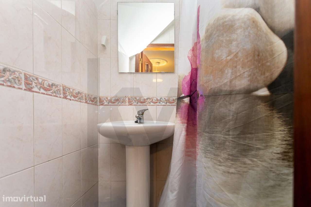 Moradia com Dois Apartamentos Independentes (T3 + T2) | Elevado Potenc - Grande imagem: 4/36