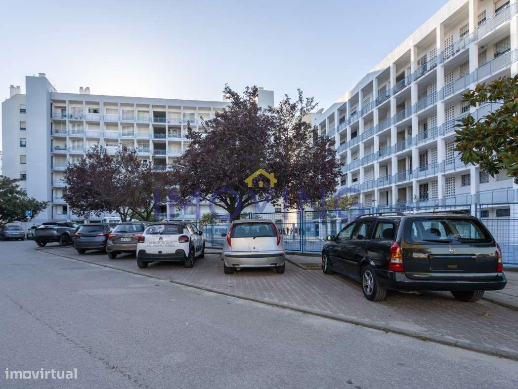 Apartamento T2 com parqueamento e arrecadação no Barreiro-39
