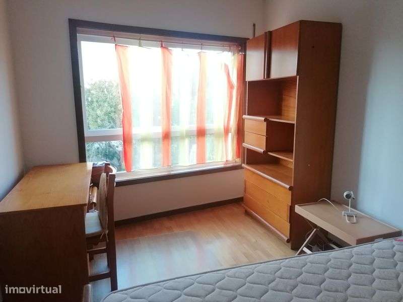 Moradia T5 com 4 WC, Garagem, Jardim, Terraço e Clarabóia - Grande imagem: 4/12