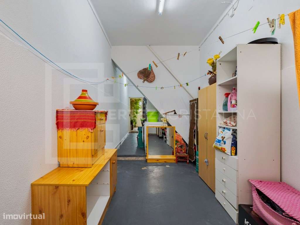 Moradia T3 com lareira, Garagem sótão e logradouro no Barreiro-21