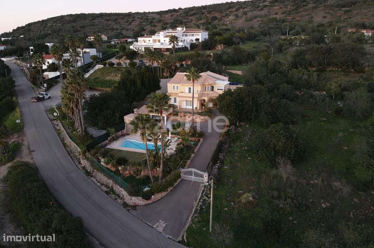 Moradia V4 em Alte com piscina e uma deslumbrante vista mar - Grande imagem: 4/60