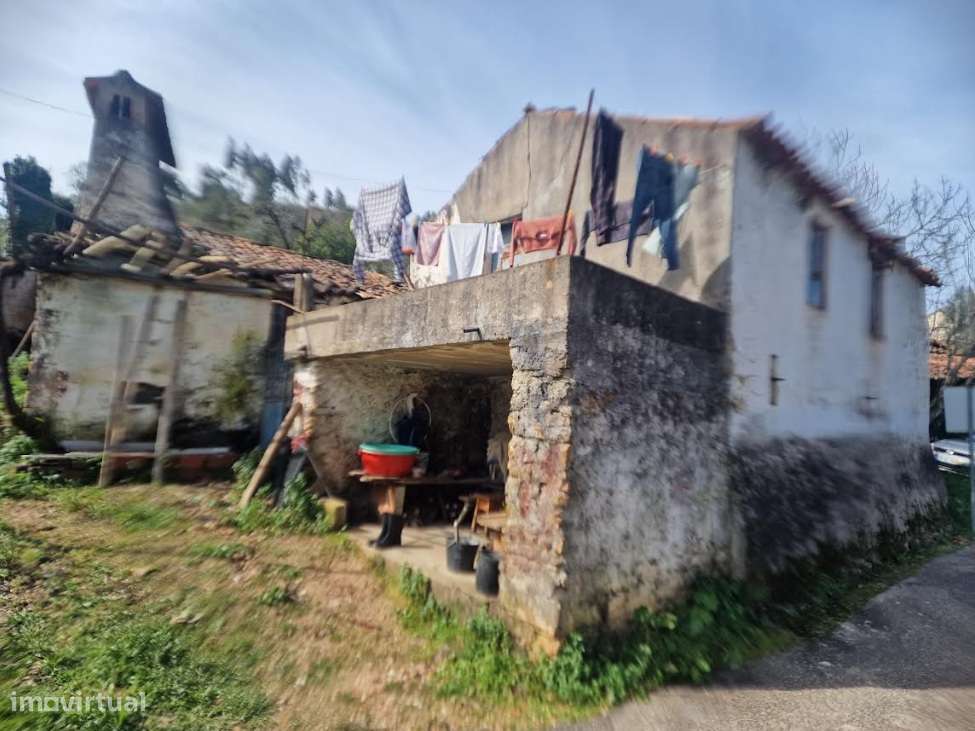 Moradia c/ 2 pisos p/ recuperação total em Cercadas - Vila de Rei-8
