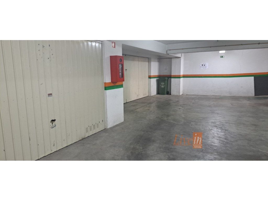 Garagem (BOX) com 26 m2 em Mem Martins - Grande imagem: 1/5