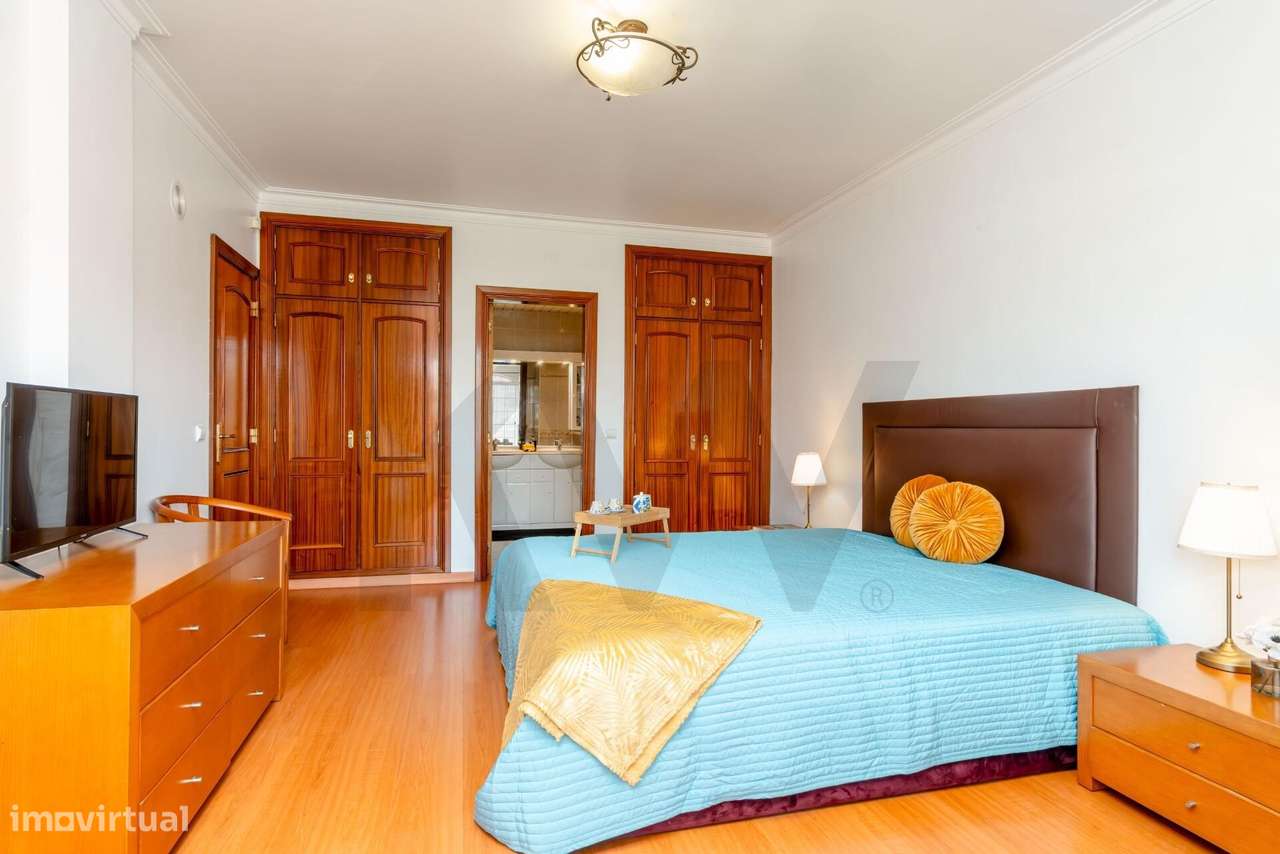Moradia em Banda T4+1 com Jardim, Garagem e Sótão-27