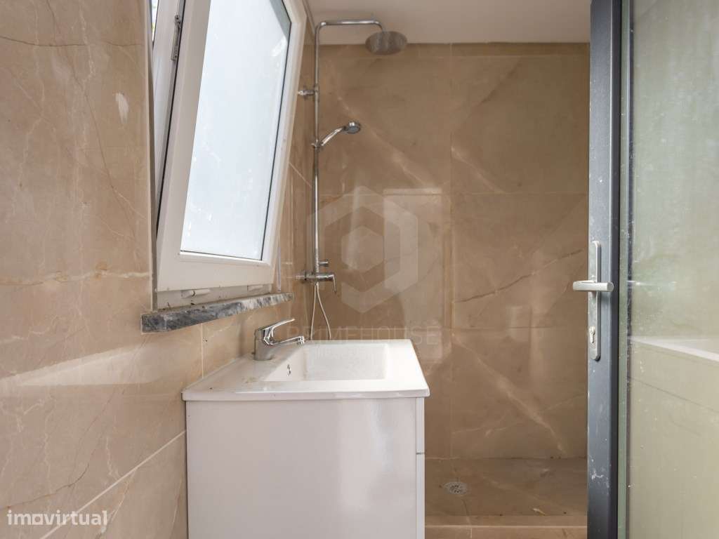 Moradia isolada T5 acabamentos Premium/ piscina e garagem-10