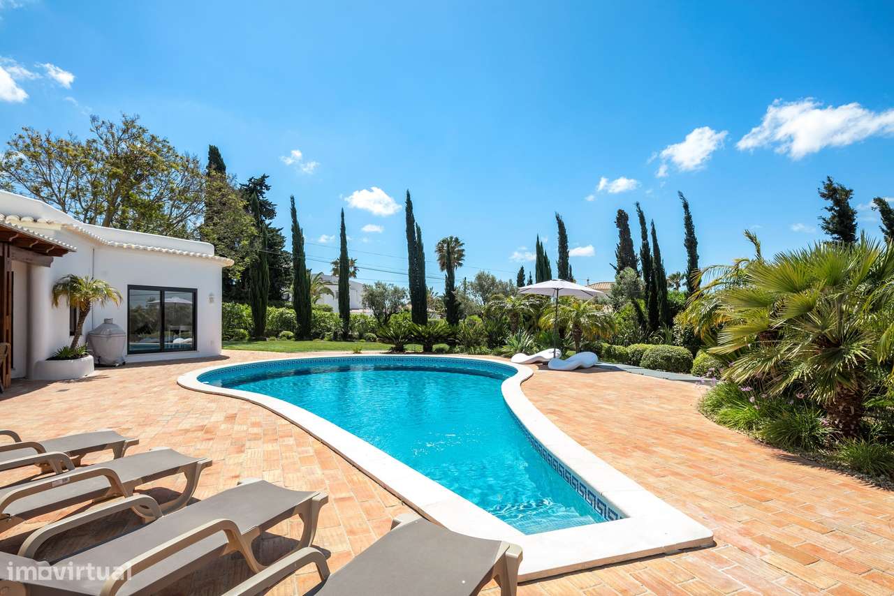 CASA DOS SONHOS EM CALIÇAS COM 4 QUARTOS, PISCINA E GARAGEM-26