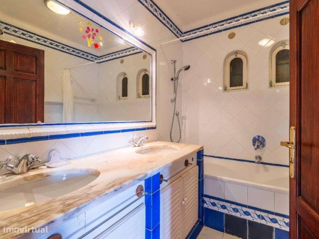 Moradia 5 quartos (V4+1) estilo tradicional com piscina perto do ce...-8