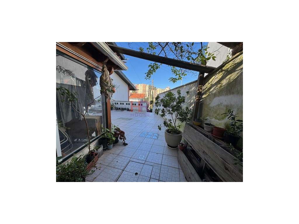 VENDE-SE MORADIA T4+1 COM PISCINA AQUECIDA E GARAGEM.-18