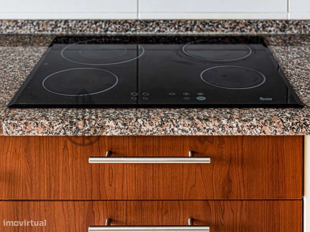 Apartamento T2 com garagem e vista mar a 400m da praia-9