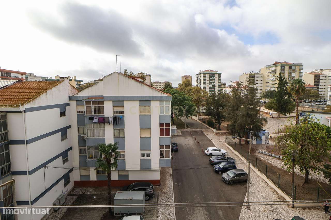 Apartamento T4, moderno e luminoso no Seixal-28