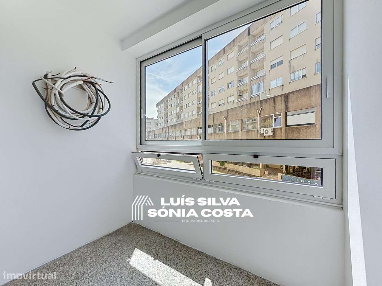 Apartamento T2 Semi-Remodelado c/ Garagem, Marquise & no Centro de...-3