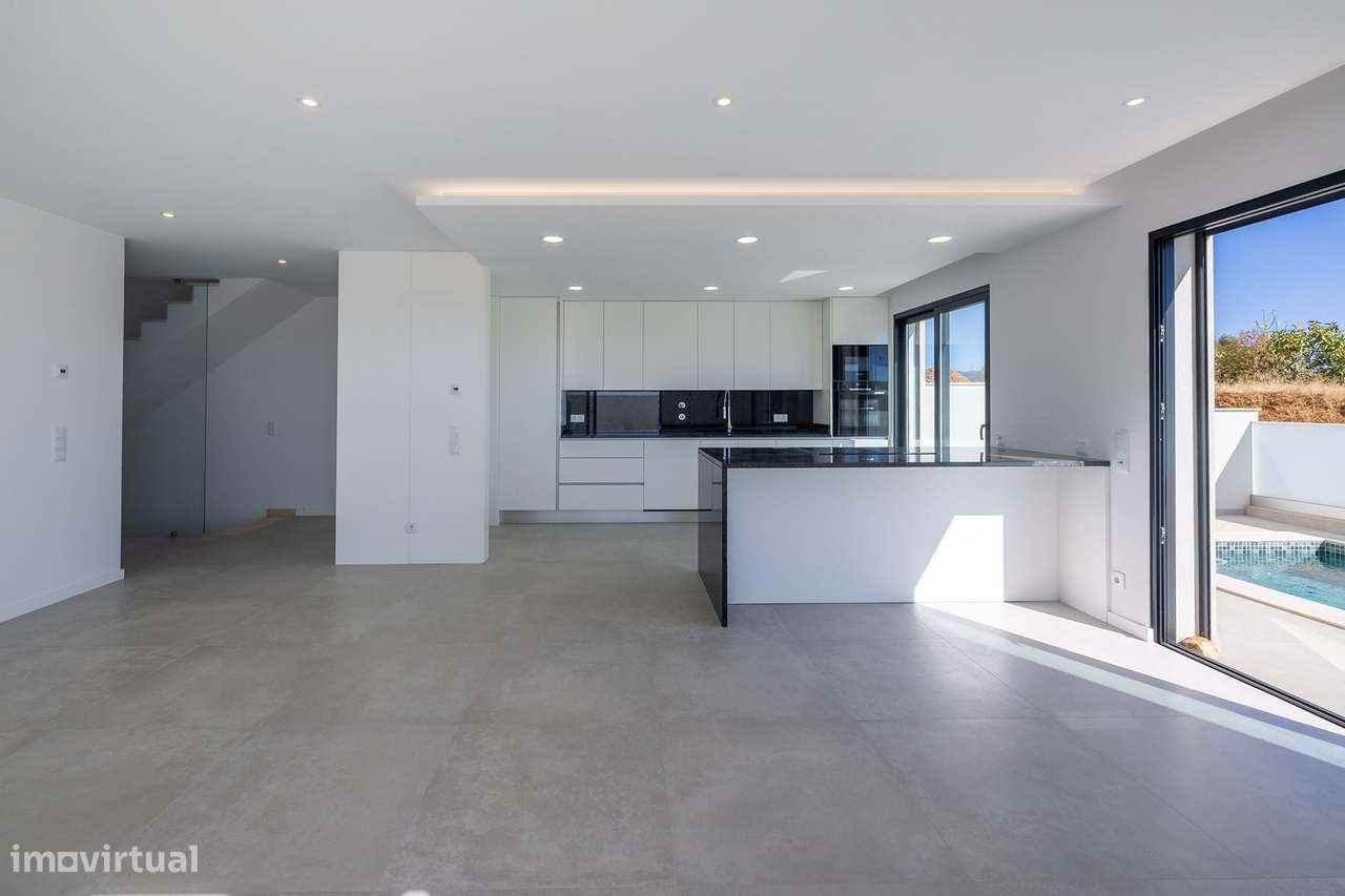 MORADIA NOVA T3+1 COM PISCINA E GARAGEM PARA VENDA NA MEXILHOEIRA GRAN - Grande imagem: 4/32