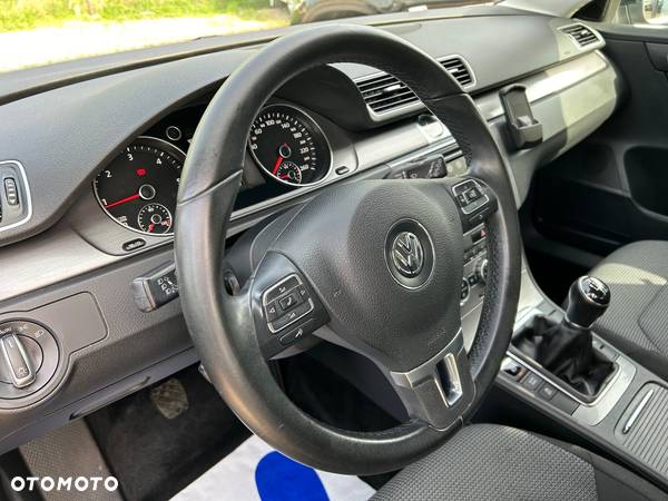 Volkswagen Passat Variant 2.0 Blue TDI SCR Comfortline - 16