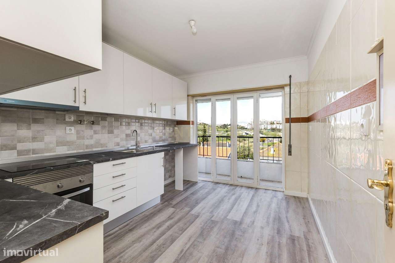 T2 RENOVADO NA SOBREDA COM VARANDA - Grande imagem: 2/27