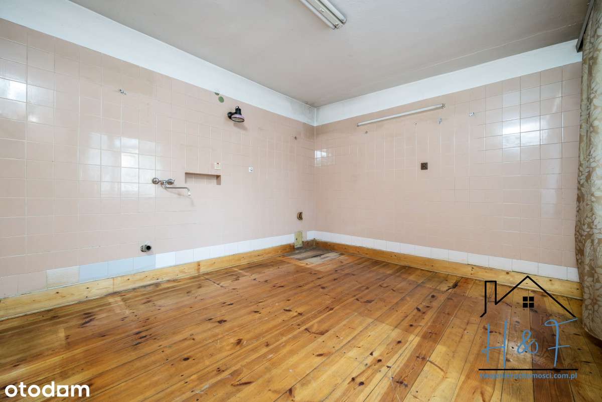 Dom z potencjałem, kawalerką i 2 garażami-11