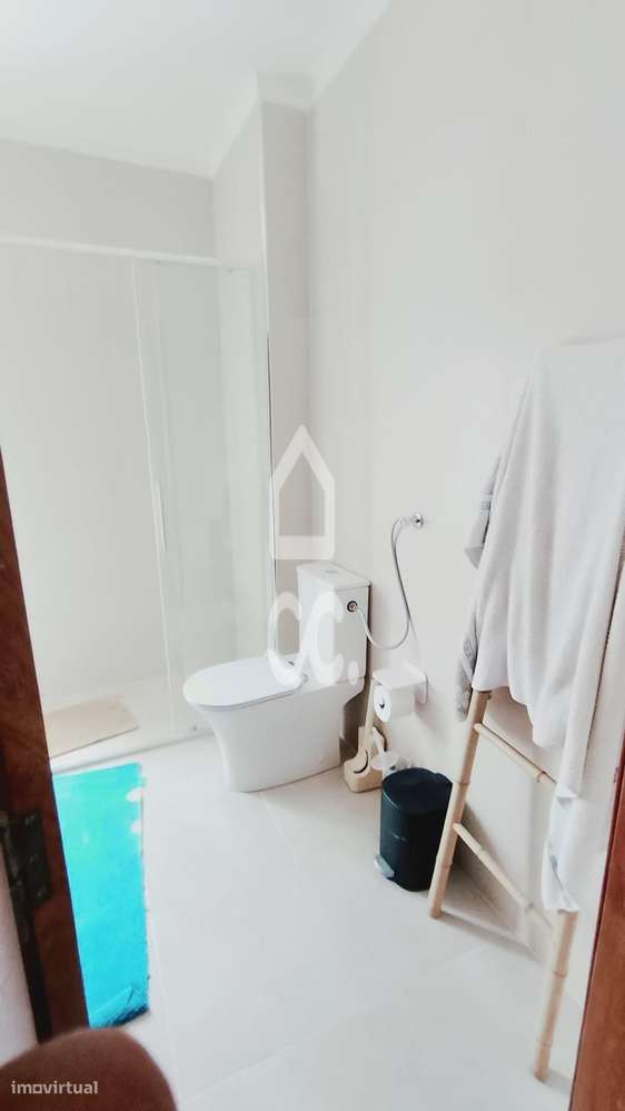 Apartamento remodelado com  2 quartos no rés-do-chão, localizado na Pr-10