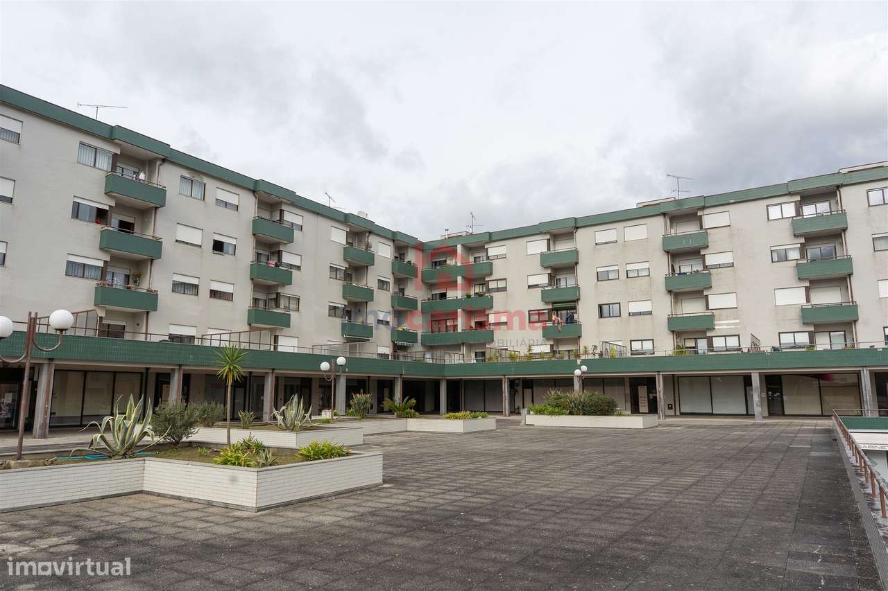 Apartamento T4 transformado em T3 no centro de Vila das Aves, Santo Ti-37