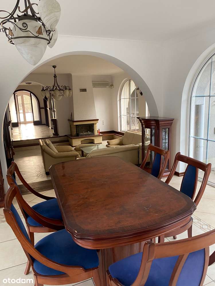 Przestronny dom z pięknym ogrodem w klimacie mini zamku-9