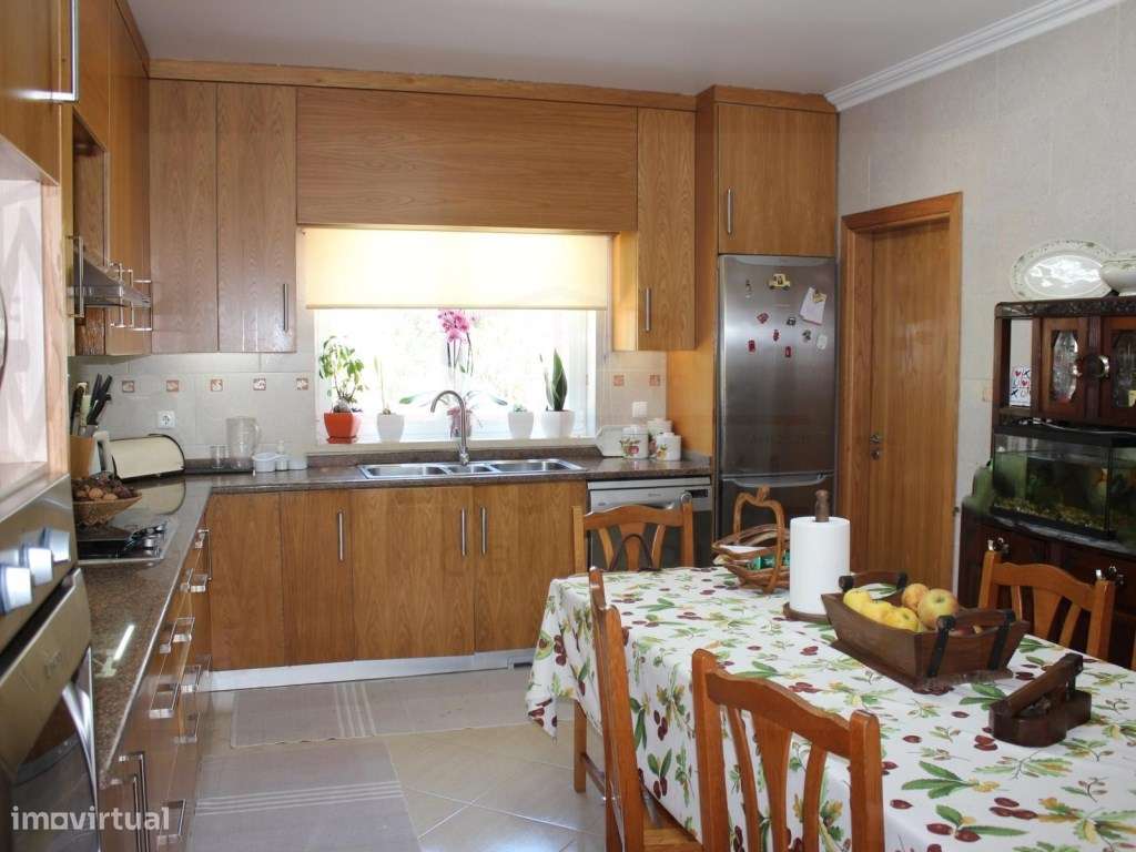 Moradia T5 com grandes áreas em zona muito tranquila de Rio Maior-29