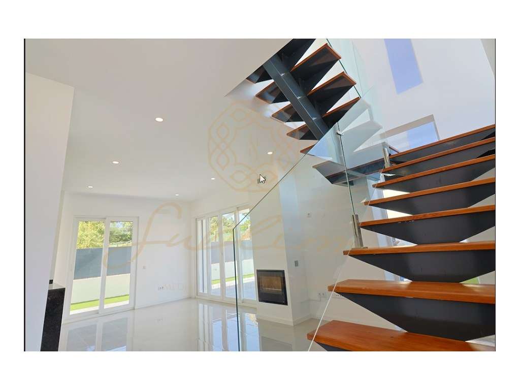 Moradia Nova com 4 Assoalhadas, Garagem Box e Piscina!-22