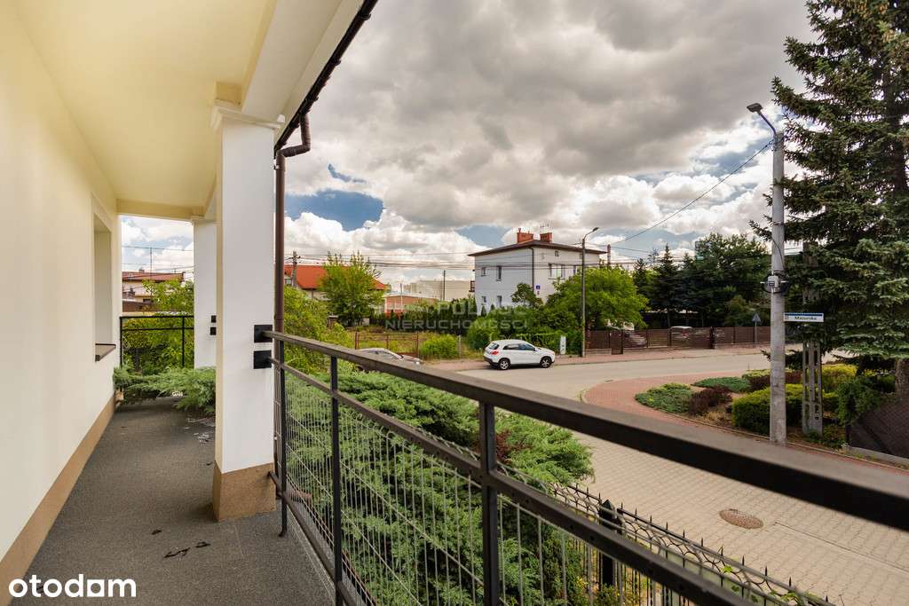 Unikalny, Duży Dom w Bliskiej Odległości od PKP-4