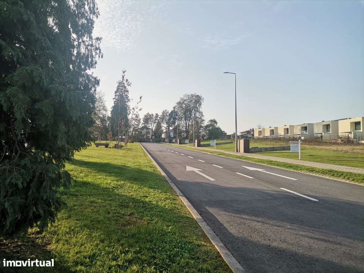 Lotes Individuais com arquiteturas variadas em Palmeira - Braga-0