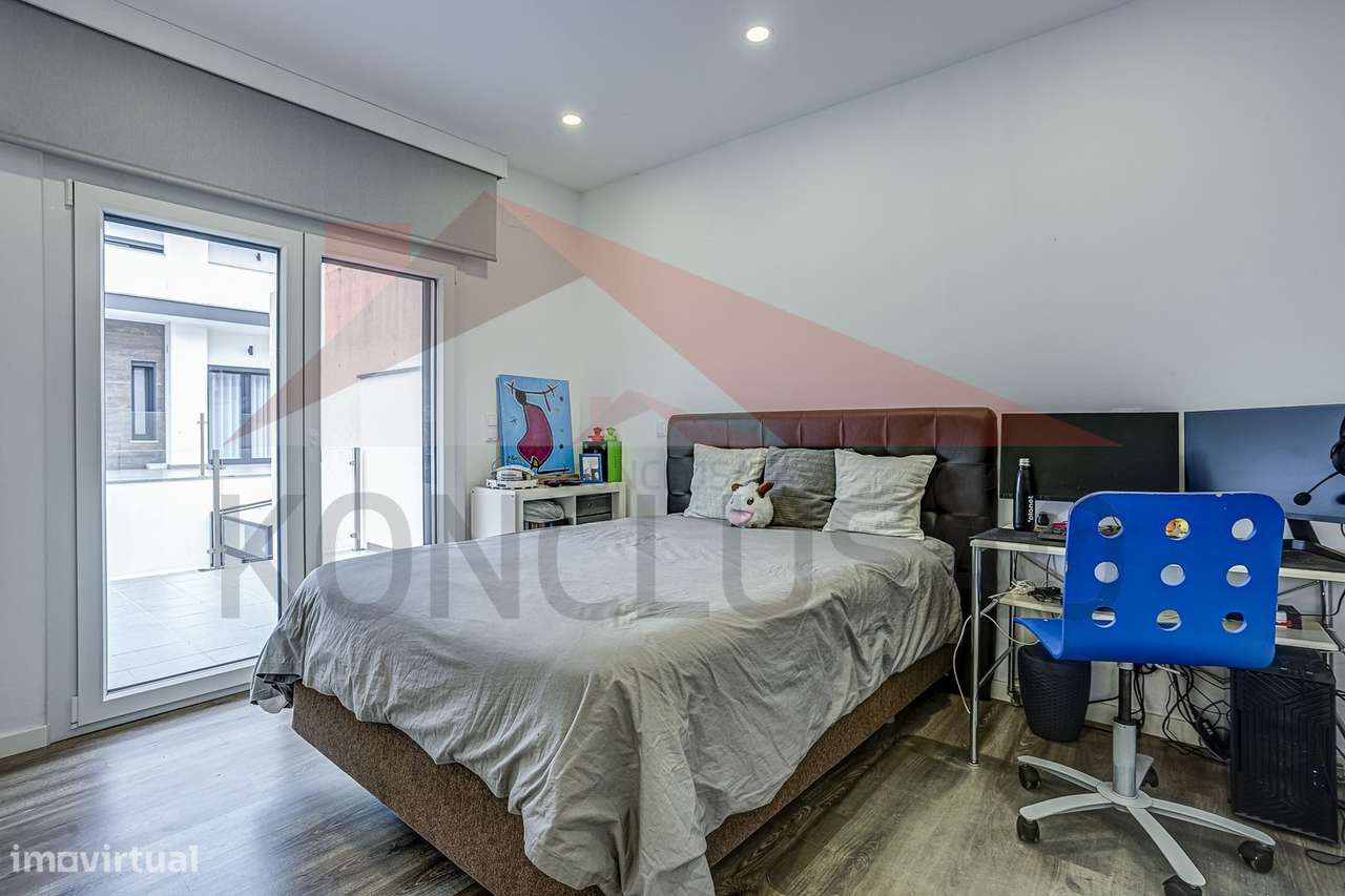 Moradia T4 de arquitetura moderna, estado de nova.-23