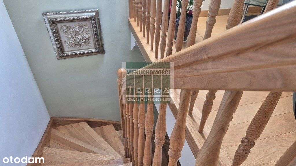 Uroczy dom na przedmieściach.-19