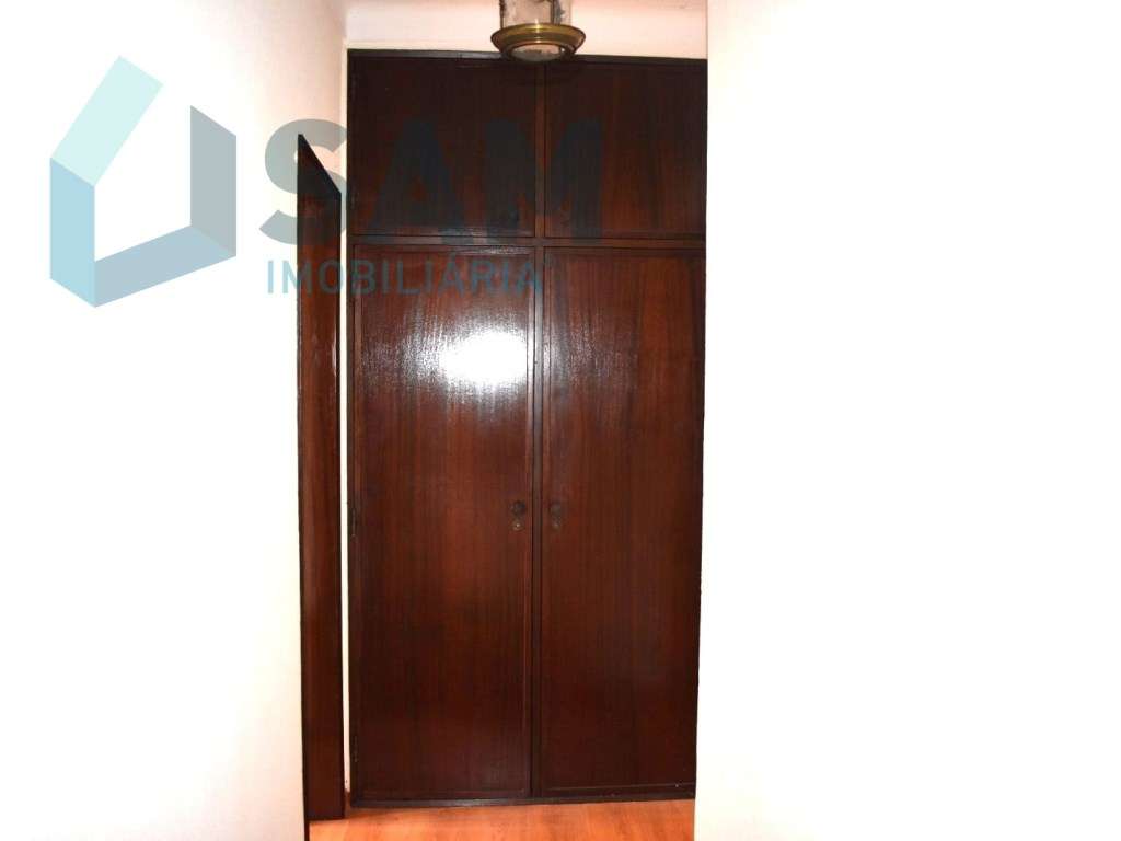 Moradia T4, localizada em Maxial-19