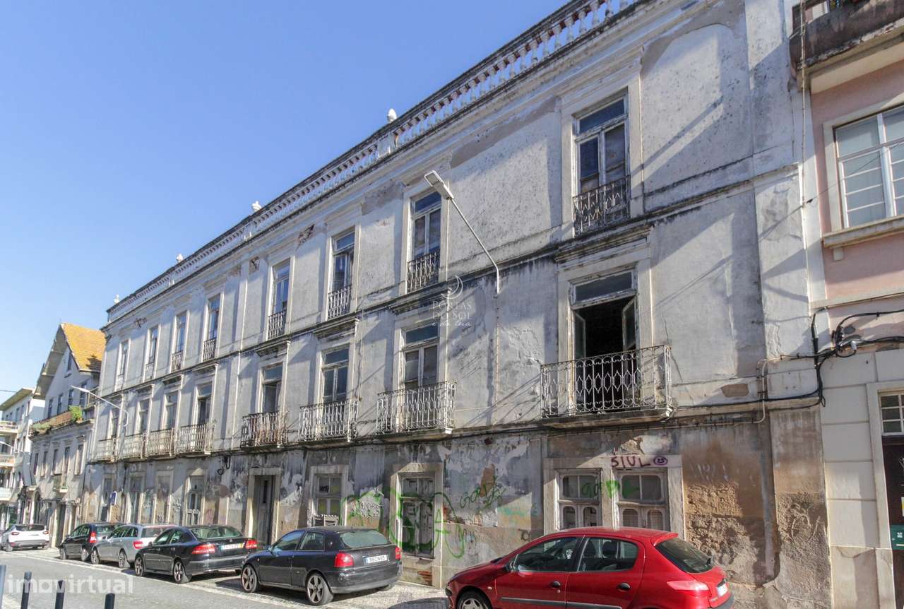 Palacete c/ jardim no c. histórico de Santarém. - Grande imagem: 1/26