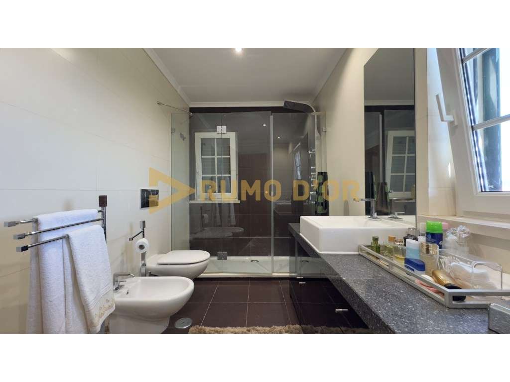 Viva com Conforto! Moradia T4 com Jardim e Espaço Exterior em Alenquer-21