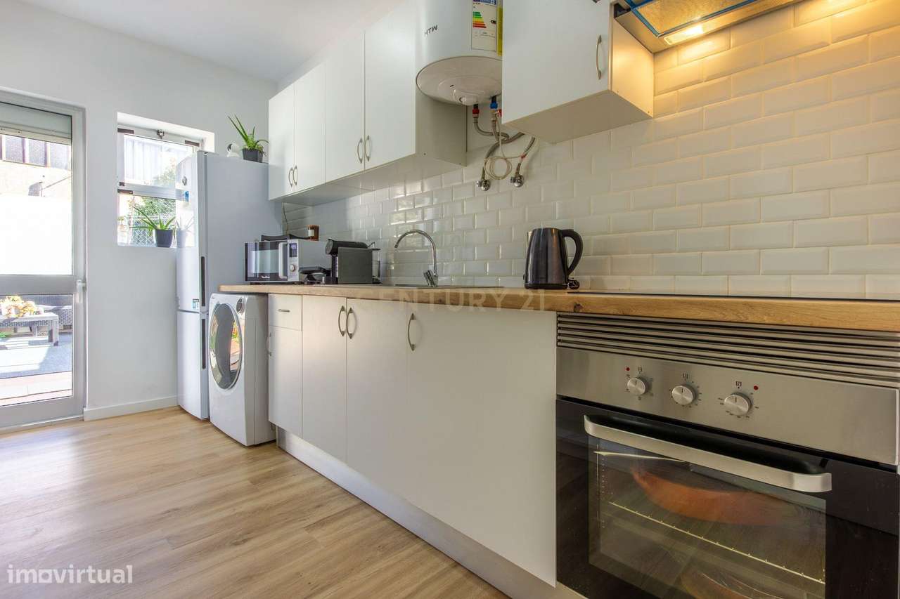 Apartamento renovado com logradouro de aproximadamente 30m2.-14