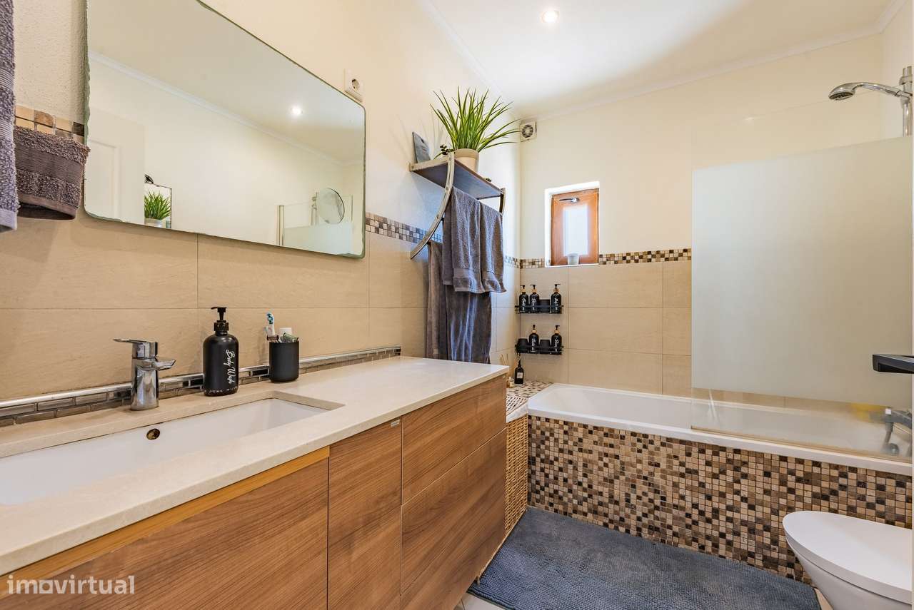 Casa tradicional reformada com grande jardim em Budens-11