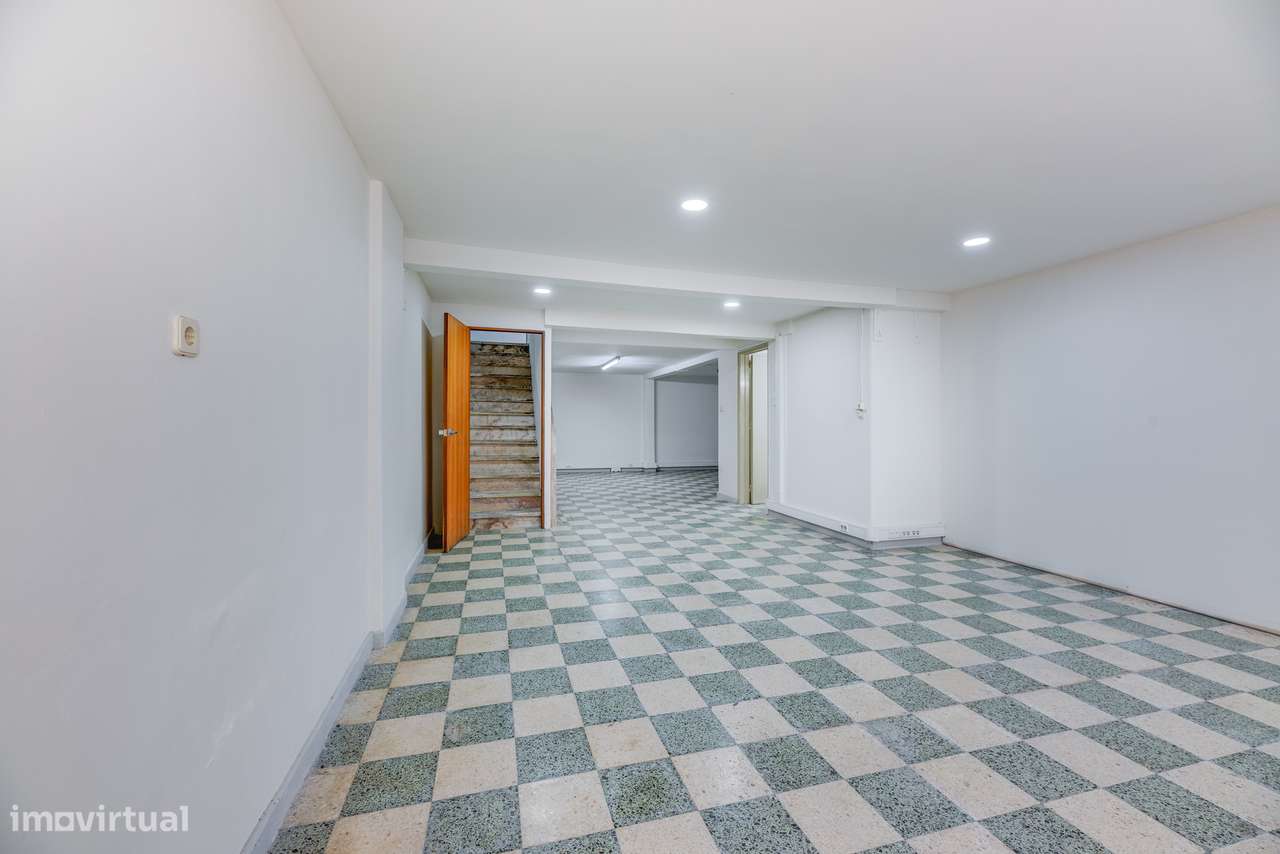 ESPAÇO COMERCIAL REMODELADO | PRONTO A FUNCIONAR | SACAVÉM-1