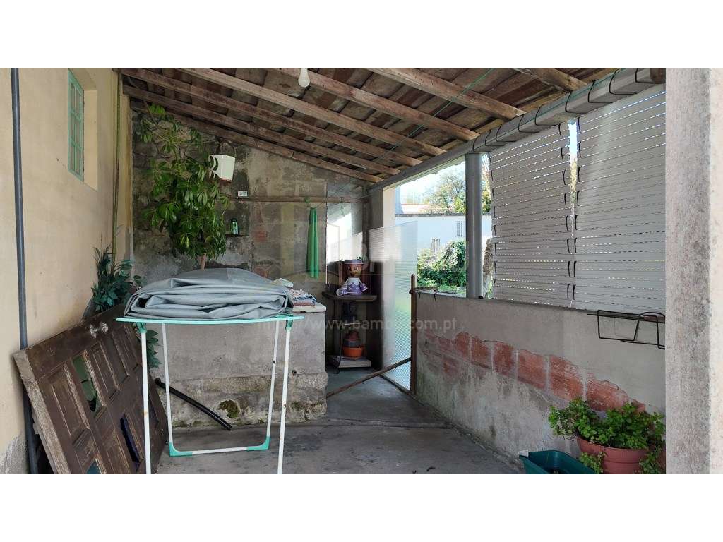 Moradia T2 em Vilar de Mouros, inserida em terreno com 3113m2-23