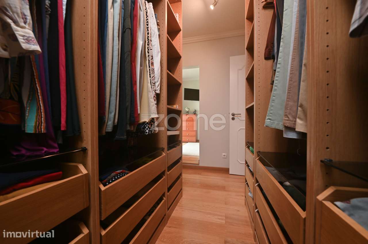Moradia T3 + 1 remodelada, na Aldeia de Juso (Bairro Chesol)-23