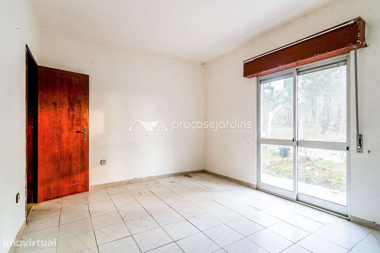 Moradia isolada térrea com anexos e terreno-14