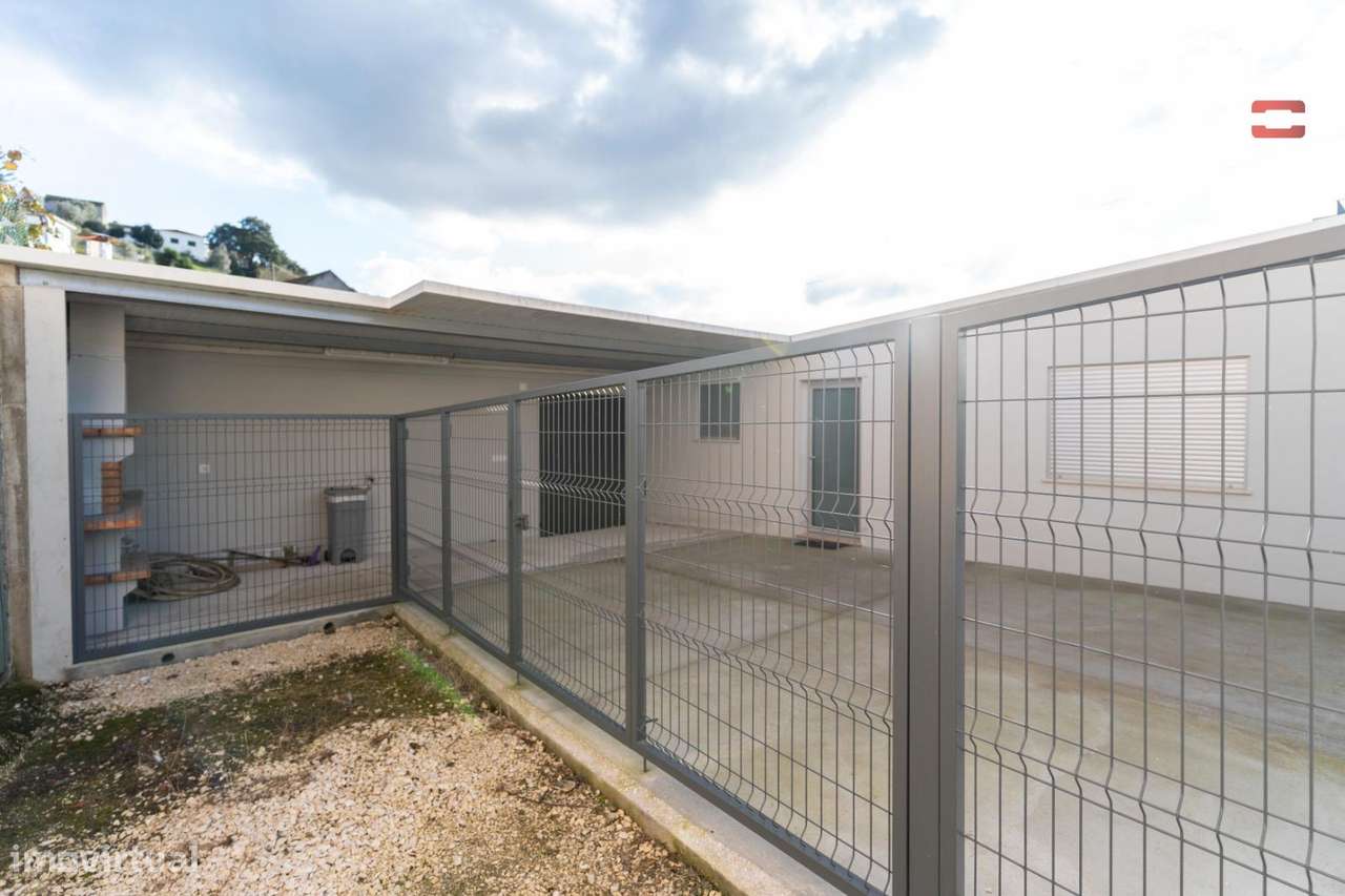 MORADIA T2 RECUPERADA EM ESTADO NOVO  COM AREA TOTAL DE 410 M2 EM R... - Grande imagem: 4/31