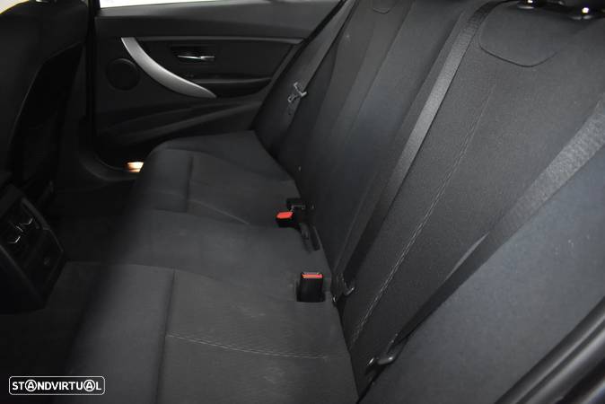 BMW 318 d Auto Exclusive - 57