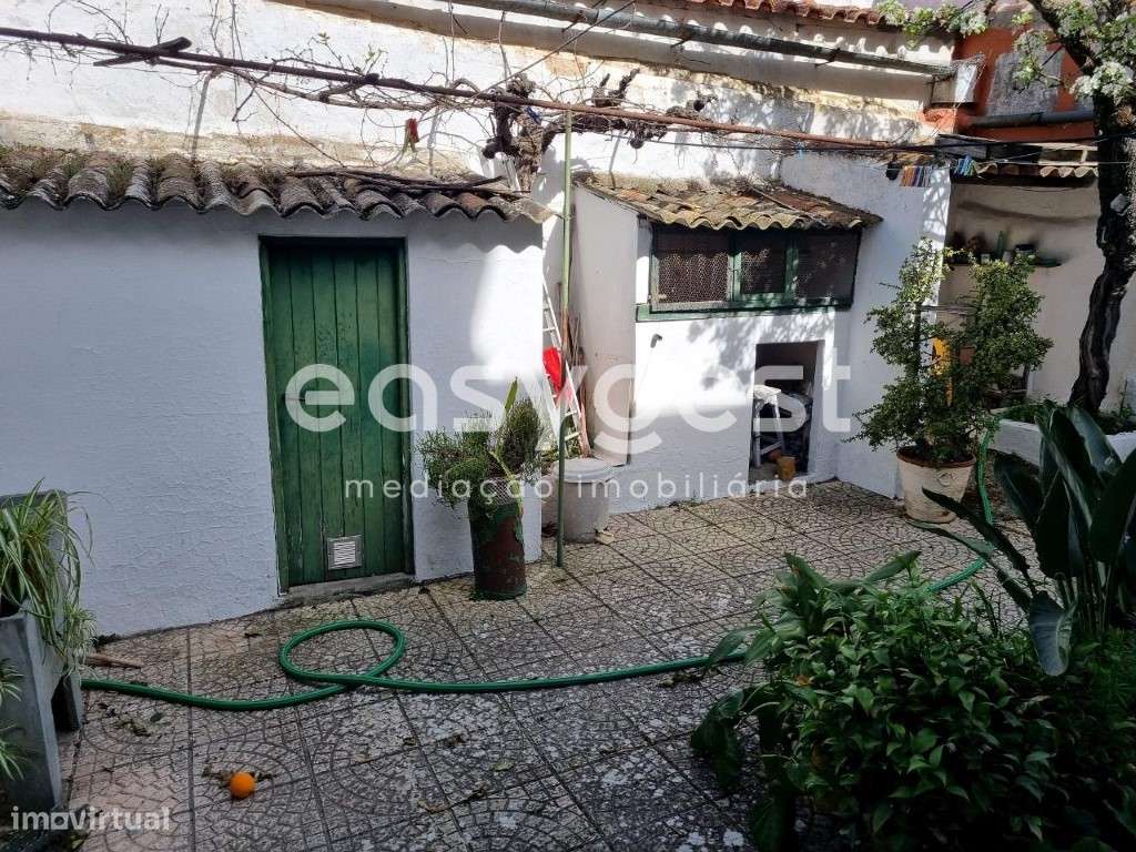 Moradia com dois quartos e quintal localizada no centro de Beja - Grande imagem: 2/16