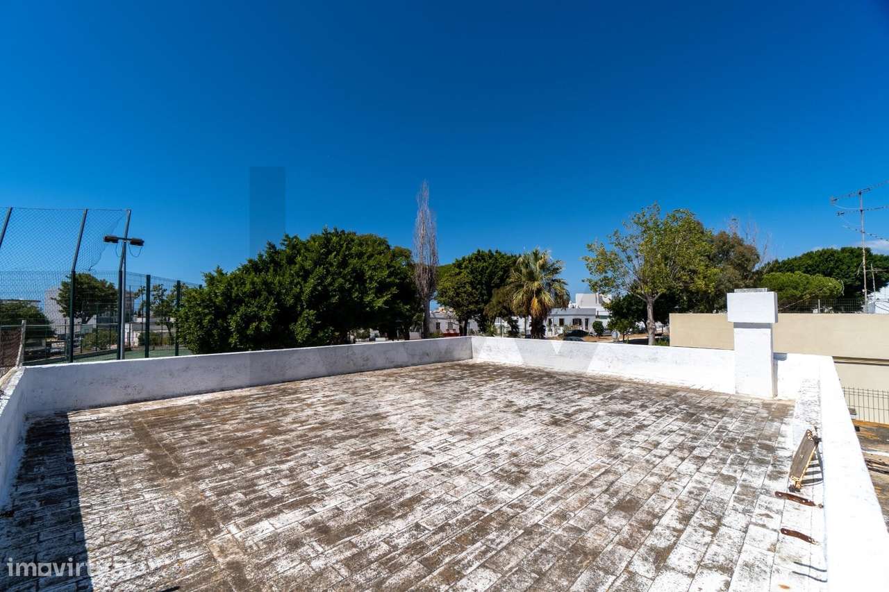 Moradia T2 com 297 m2 de Terreno, Amplo Logradouro e Rooftop | Quelfes-21