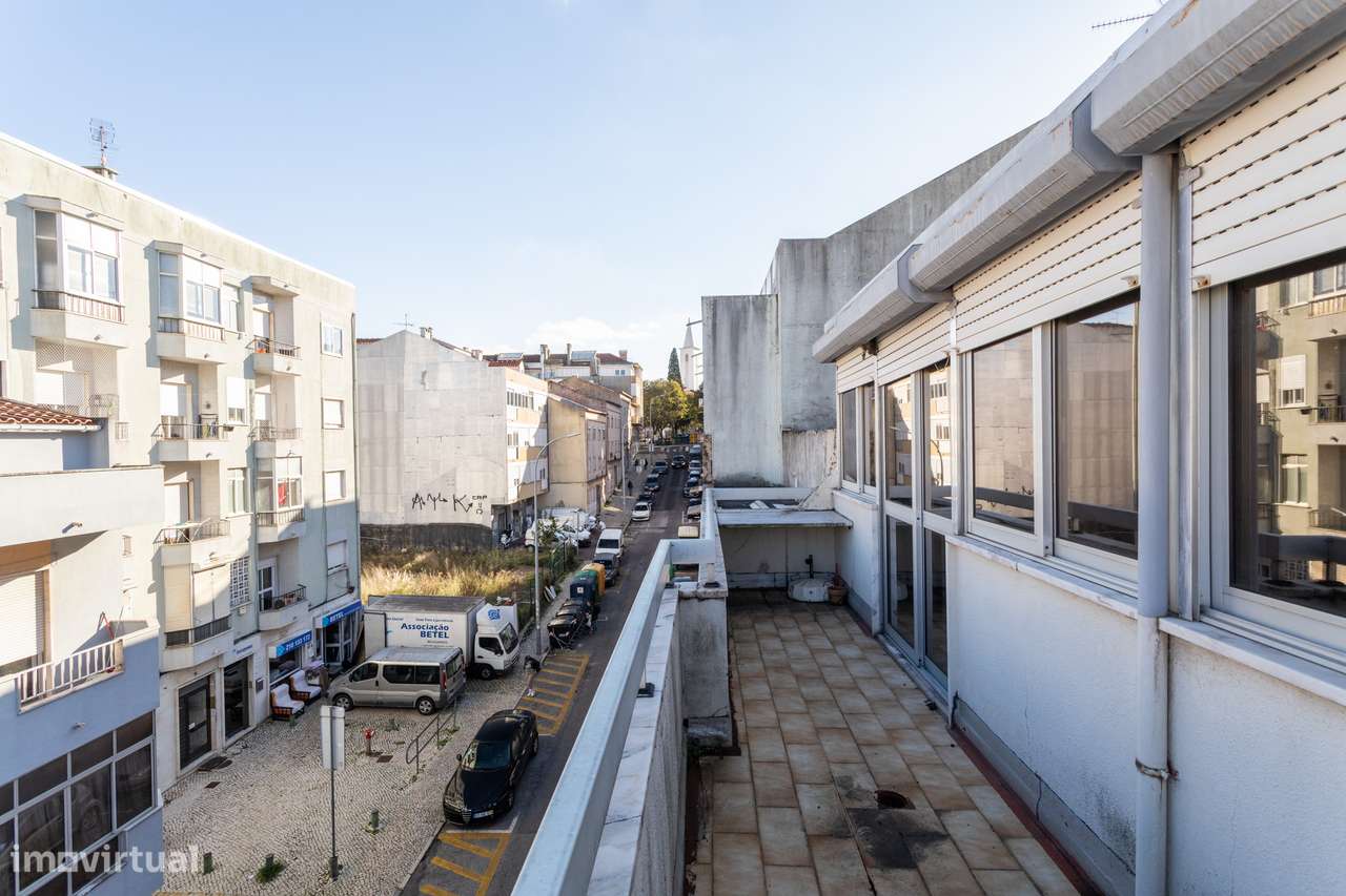 Apartamento T2 na Amadora: Potencial Único com Sótão e Varanda Solaren-18