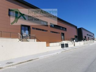 Armazém industrial e logístico com 3500 m2 - cais de carga.