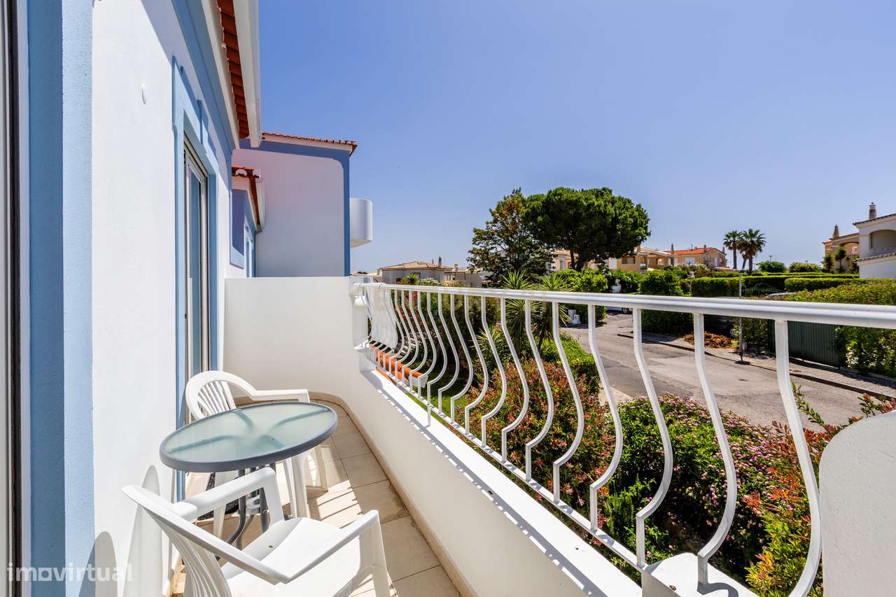 Espaçoso Apartamento T3 no Último Piso com Vista para as Piscinas no O-21