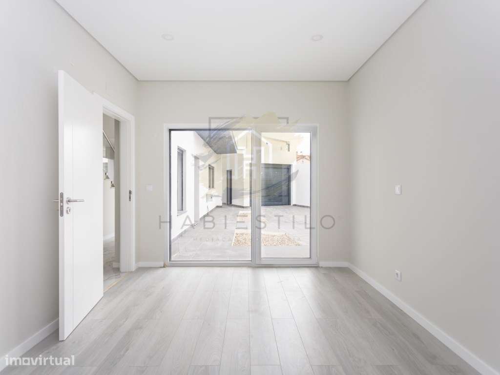 Moradia V4 nova com piscina-25