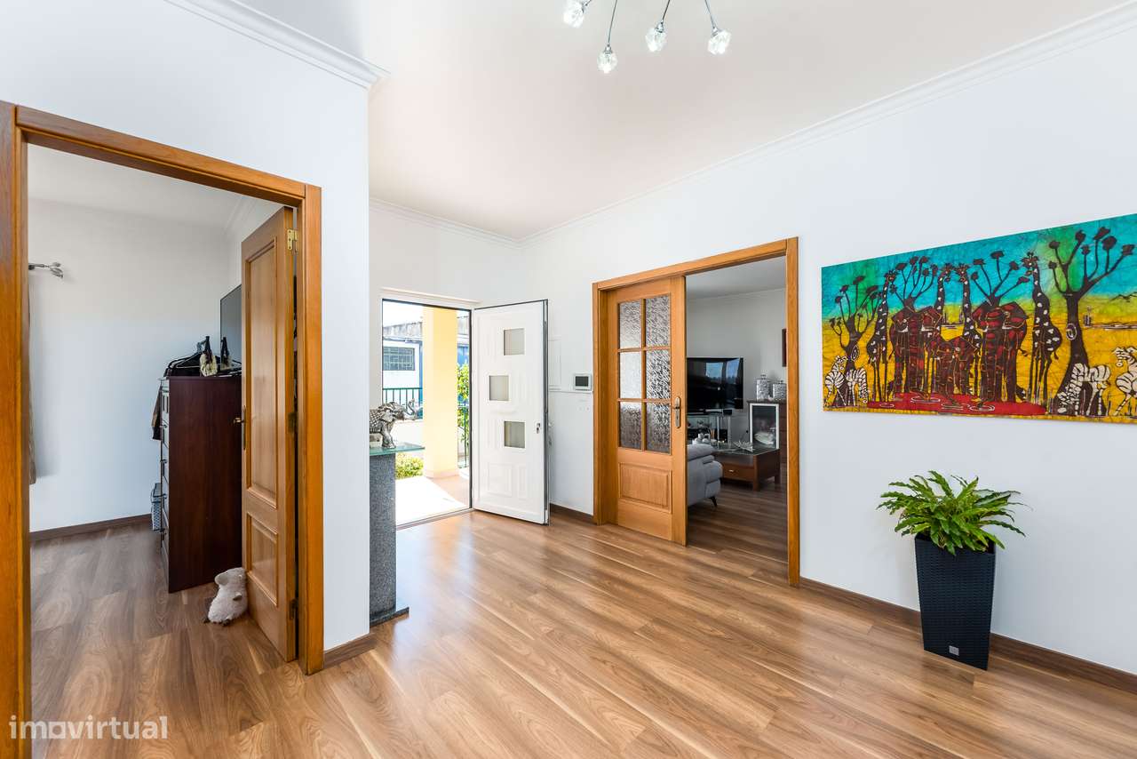 Moradia Isolada com 5 quartos| 2 Suite | Garagem e Sótão | 5m Metro-12