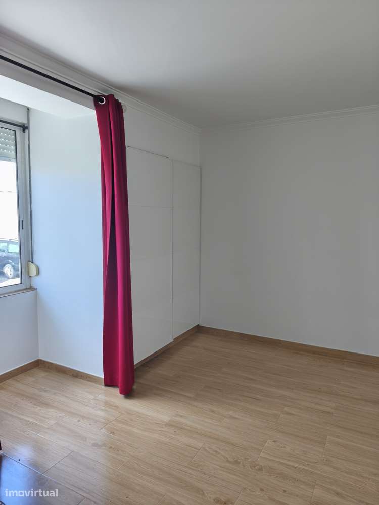 T2 Bem Conservado na Rua José Cardoso Pires, Areias, Estoril.-14