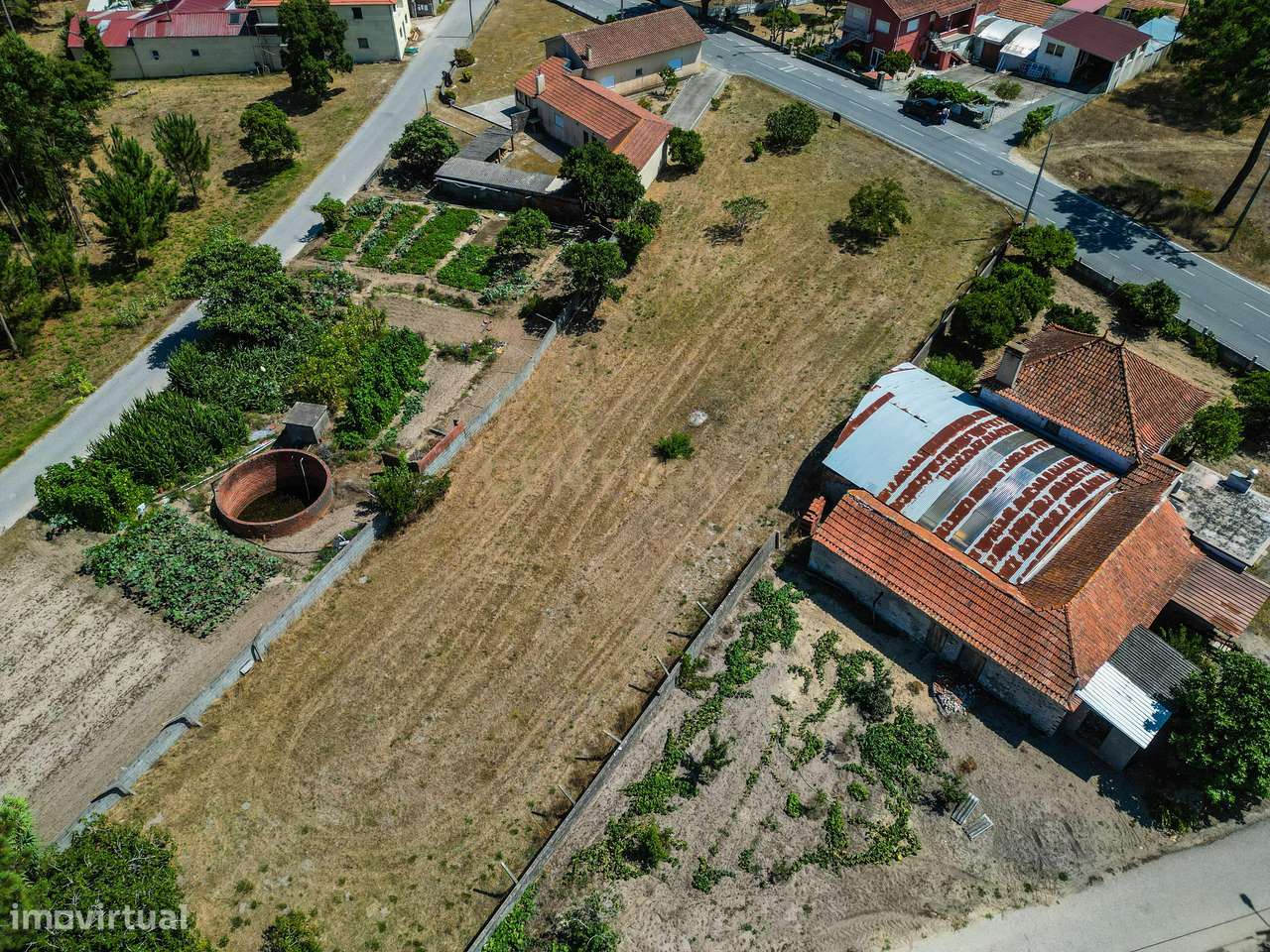 Terreno com cerca de 2.400 m² e viabilidade de construção em Moinhos d-16