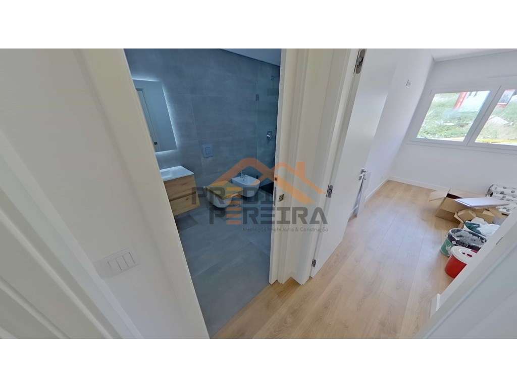 Apartamento T3, localizado em Santo António dos Cavaleiros.-21