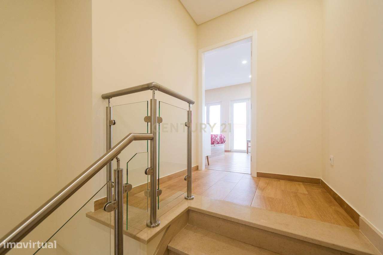 Moradia T3 localizada na aldeia de Cheleiros - Mafra-30